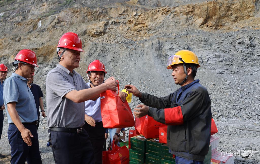 20230711-陕西有色金属集团党委副书记、董事、工会主席王小庆深入3044永利集团集团“送清凉” (1).JPG