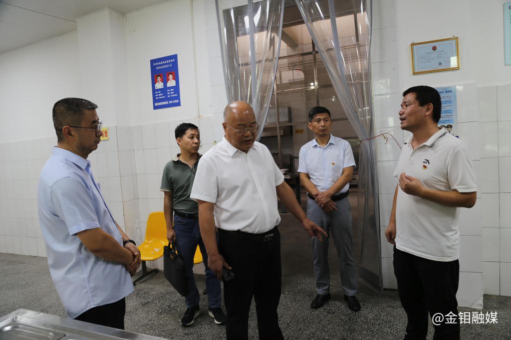 20230912-柳总视察技工学校-与食堂负责人交流 .JPG