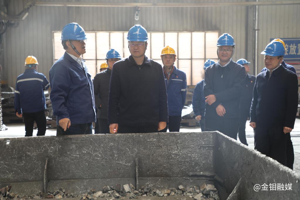 20231116-严平一行在钼铁分厂破碎包装现场调研2.jpg